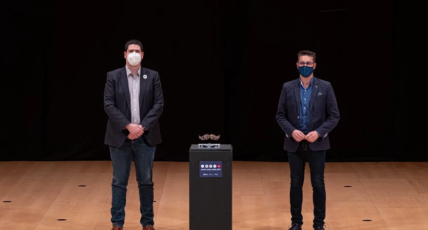 Pau Presas va lliurar el Premi al millor treball en televisió a Albert Brosa.