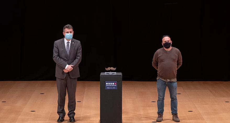 Miquel  Noguer va lliurar el Premi a la millor fotografia de premsa a Toni Ferragut.