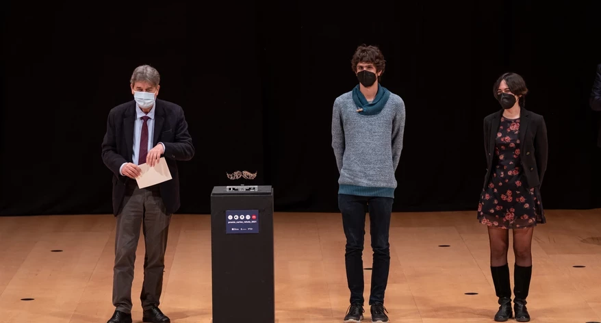 Guillem Terribas va lliurar el Premi al millor projecte de comunicació a Pau Planas i Rocío Rodríguez.