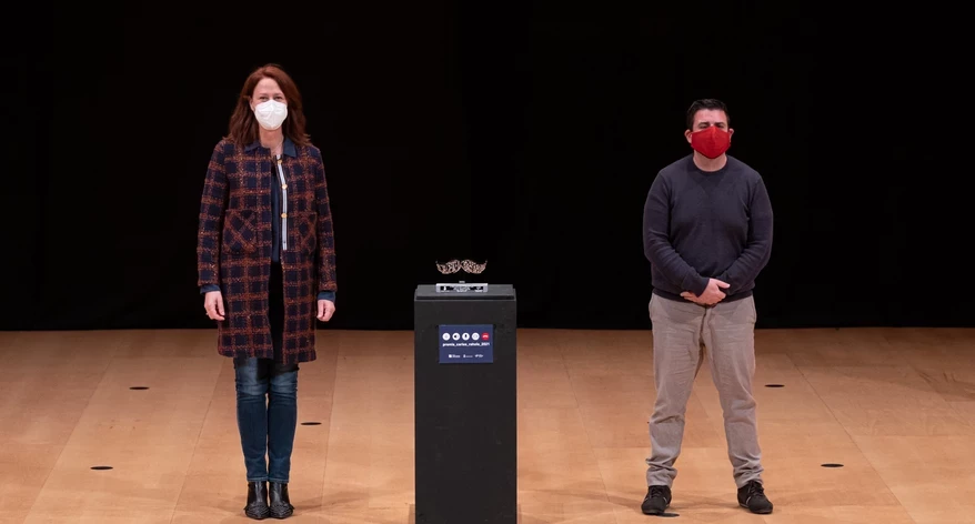 Marta Madrenas va lliurar el Premi a la millor informació digital a Josep Lluís Vidal.