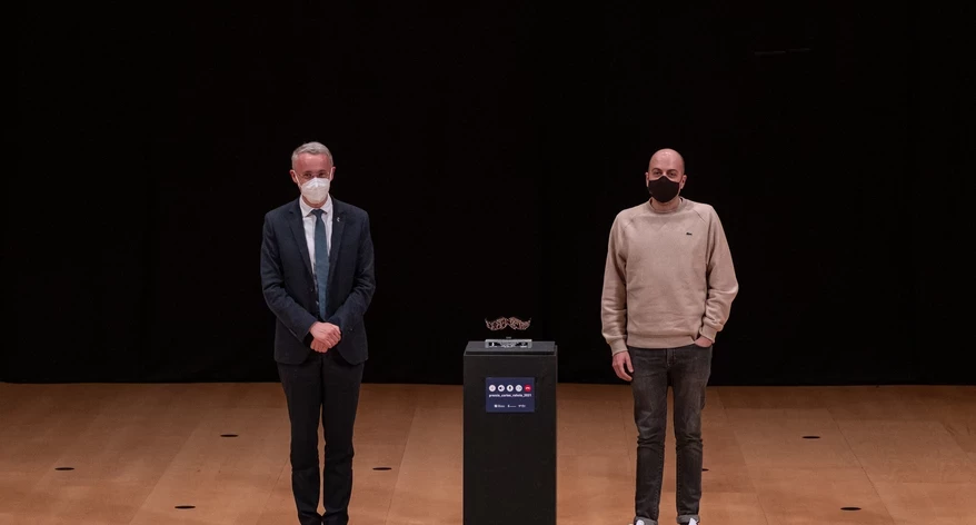 Àlex Boix va recollir, en nom de tot l equip, el Premi  la millor comunicació institucional de mans d Albert Piñeira.