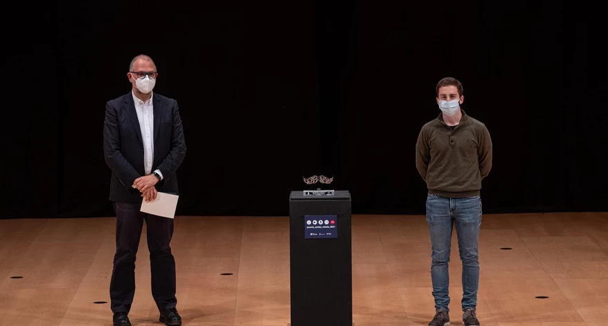 Joan Maria Morros va lliurar el Premi Miquel Diumé al millor treball en ràdio a Pau Masó.