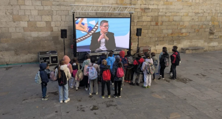 Un grup de nens petits veient uns dels programes de TV realitzats pel CPC Lleida