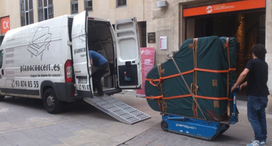 Descarregant el piano per a l'actuació