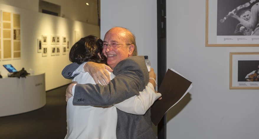 Narcís Planas, Mosca del Col·legi, abraça a Rosa M. Mestres.