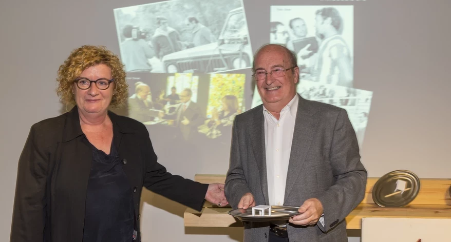 La degana del Col·legi, Neus Bonet, va lliurar la Mosca a Narcís Planas.