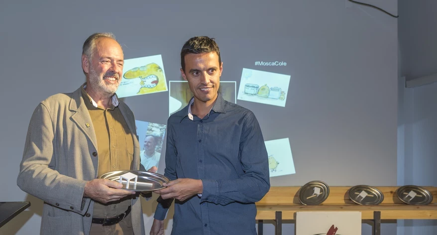 Xevi Masachs, membre de la Junta de Girona, lliura la Mosca del Col·legi a JAP.