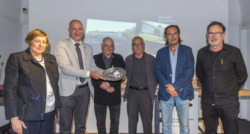 Joan Ventura va lliurar la Mosca als cinc rectors que ha tingut la UdG fins ara.