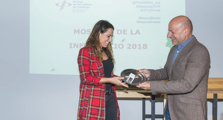 Patrícia Plaja va rebre la Mosca Grossa de mans de Xavier Cusell.
