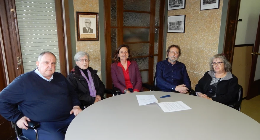 Jordi Grau, Carme Minobis, Sílvia Llach, Lluís Costa i Carme Corcoy, després de signar el conveni. Jordi Grau, Carme Minobis, Sílvia Llach, Lluís Costa i Carme Corcoy, després de signar el conveni.