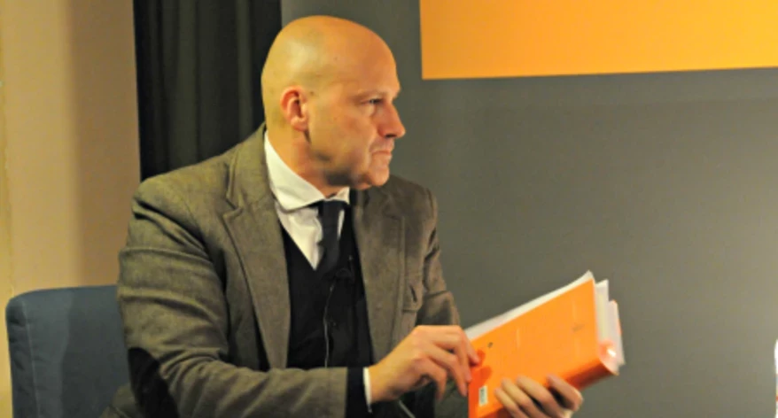 Genís Sinca amb el llibre de Villatoro a la mà