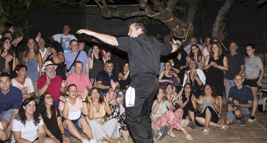 L´autor material de la foto de grup rep els aplaudiments dels periodistes.