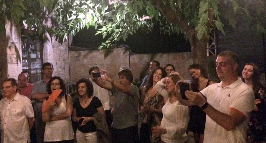 Fent fotos i vídeos del discurs del president.