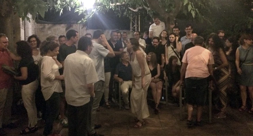 Organitzant-nos per fer la foto de grup. 