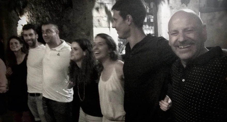 Cantant "La bella Lola".