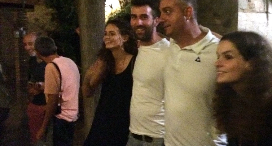 Cantant "La bella Lola".