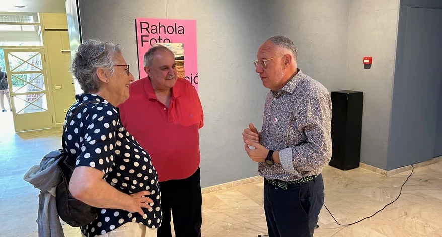 Jordi Grau i Ricard Sayeras, conversant amb la periodista col·legiada Maria Crehuet. 