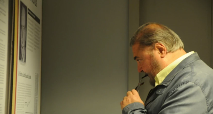 Antonio Franco mirant l'exposició.