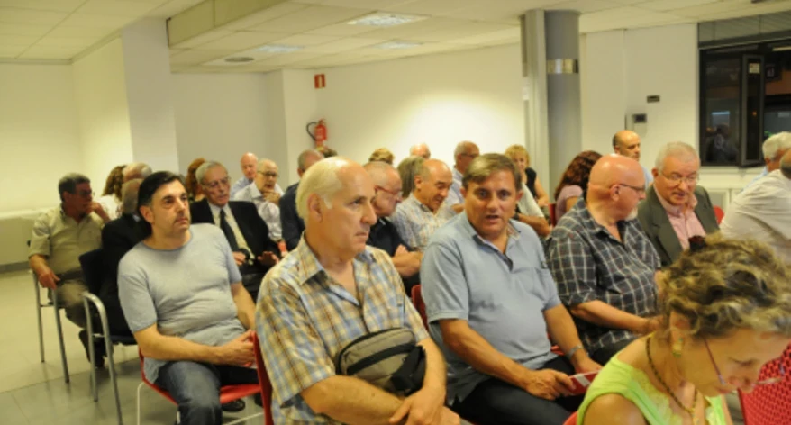 Uns visitants mirant els plafons de l'exposició.