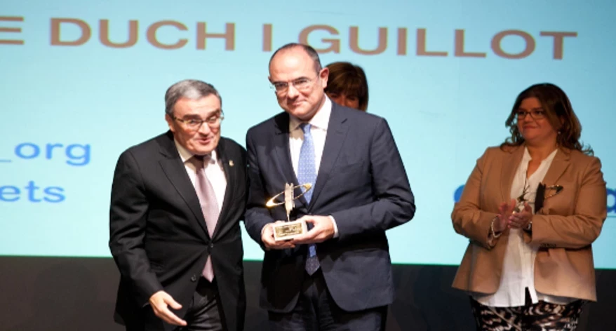 Jaume Duch va rebre el premi de mans d'Àngel Ros