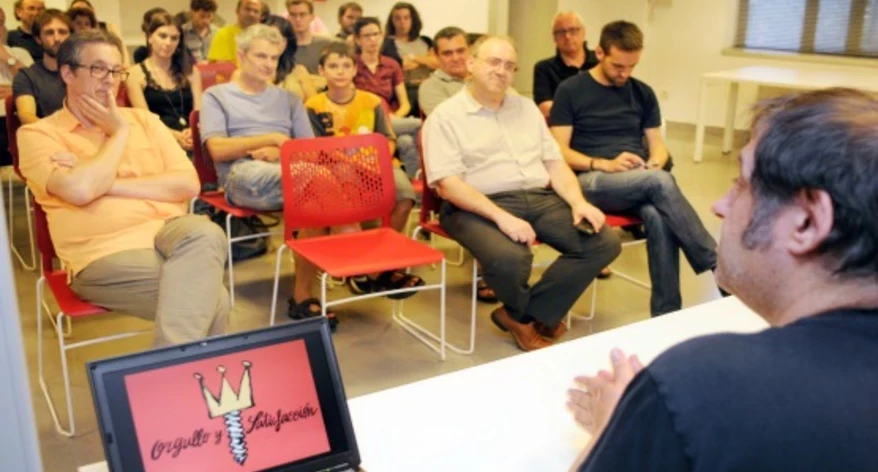 Una quarantena de persones van escoltar Manel Fontdevila a Manresa / Foto: Salvador Redó