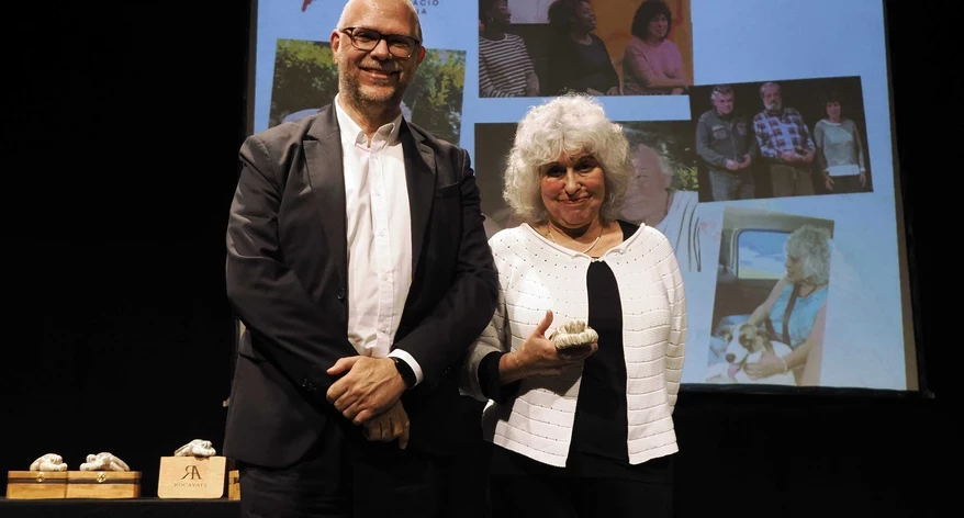 El degà Joan Maria Morros va lliurar la Mosca del Col·legi a Carme Vinyoles. 