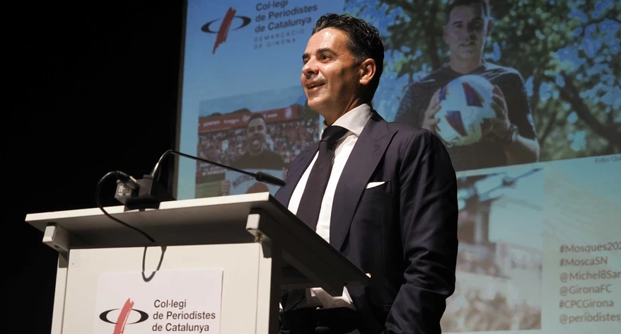 Míchel, agraint el guardó.