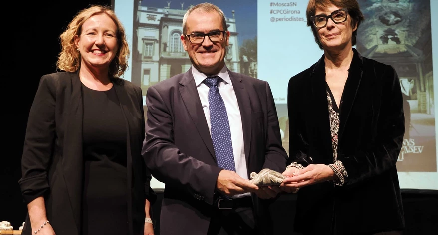 Núria de José va lliurar la Mosca de Sant Narcís a Fèlix Roca i Montse Aguer. 