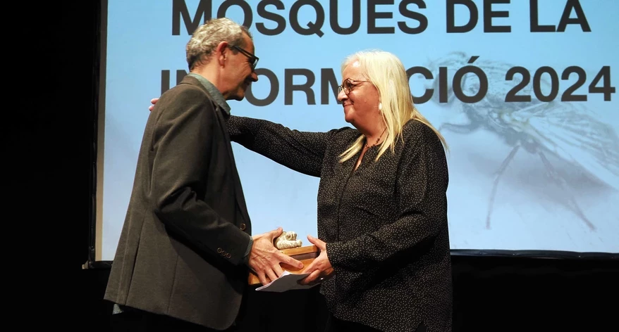Jordi Ribot lliura la Mosca Grossa a Carme Coll. 