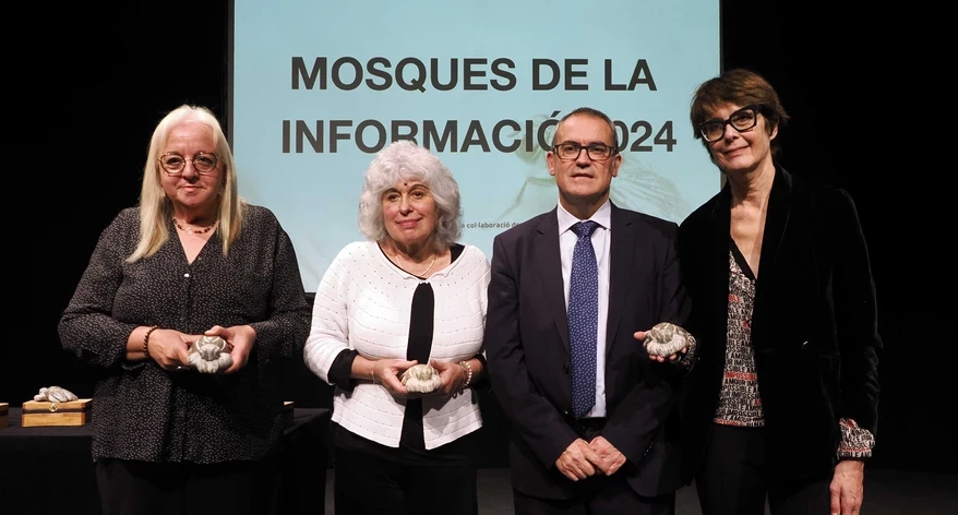 Carme Coll, Carme Vinyoles, i els representants del Teatre-Museu Dalí.