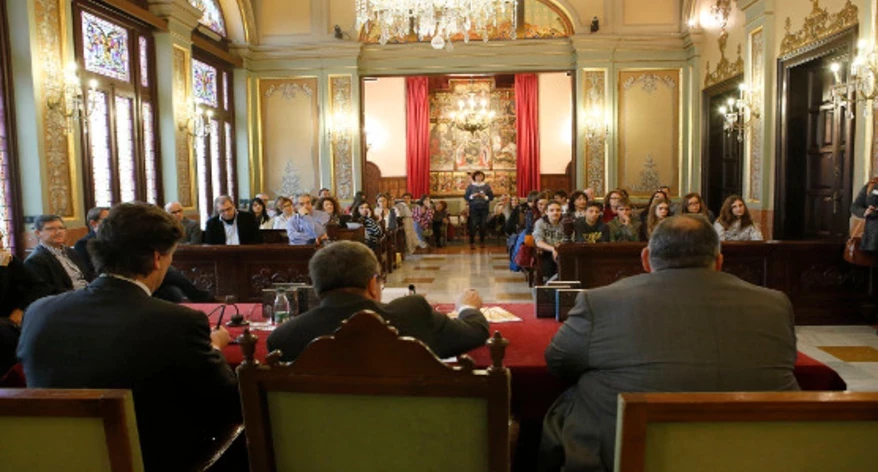 Durant l'entrega al Saló de Plens. Foto: Hermínia Sirvent