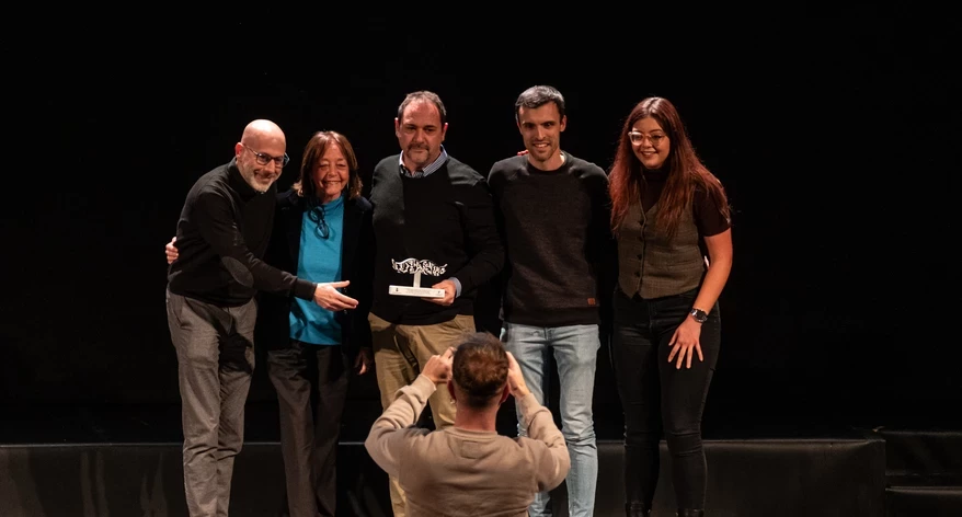 Rosa Gil va entregar el guardó a l'equip de Ràdio Capital.