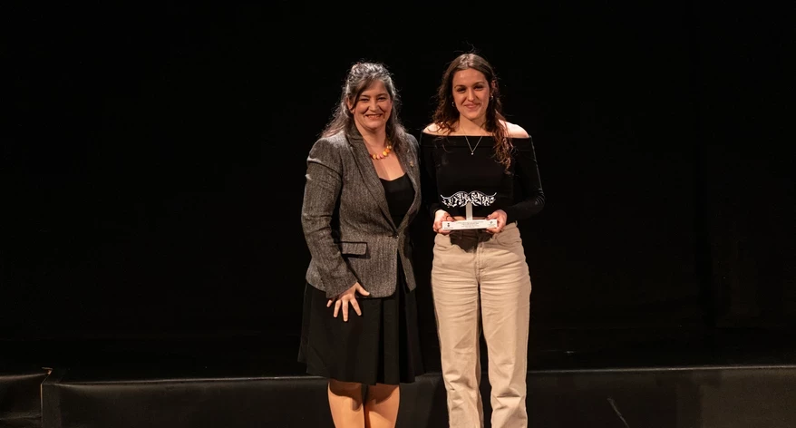 Neus Aldeguer va recollir el premi de mans de Maria Puig.