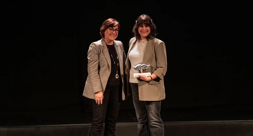 Susanna Quintana, amb la guanyadora en la categoria de premsa, Clara Pedrosa.