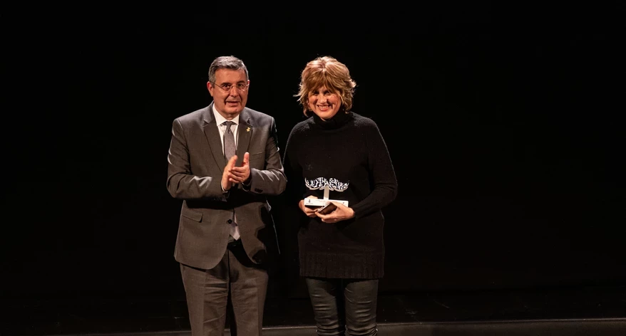 Miquel Noguer va lliurar a Dolors Gibert el guardó a la millor foto de premsa. 