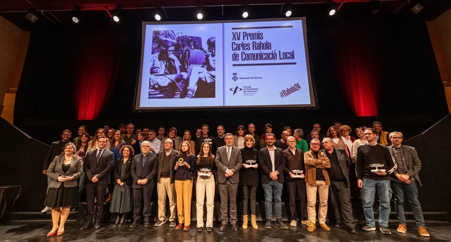 Foto de família amb els guanyadors, els finalistes i les autoritats.