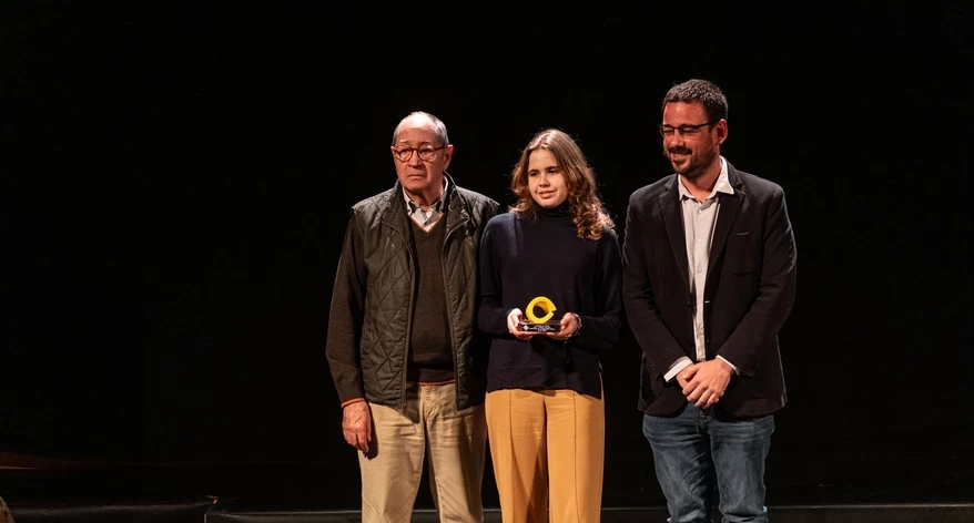 El pare i la neboda d'Anna Teixidor van recollir la Beca.