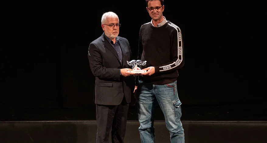 Xevi Xirgo va lliurar el premi del millor treball en televisió a Pedro Toro.