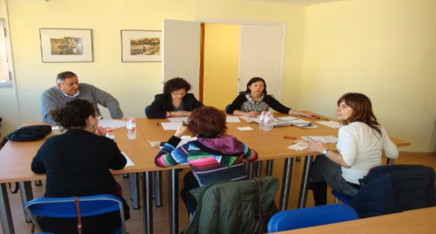 Imatge del jurat deliberant sobre els treballs presentats.