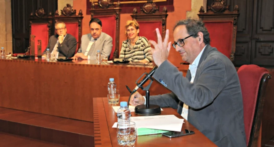 Moment en què el secretari del jurat va llegir el veredicte del IV Premi Josep M. Planes