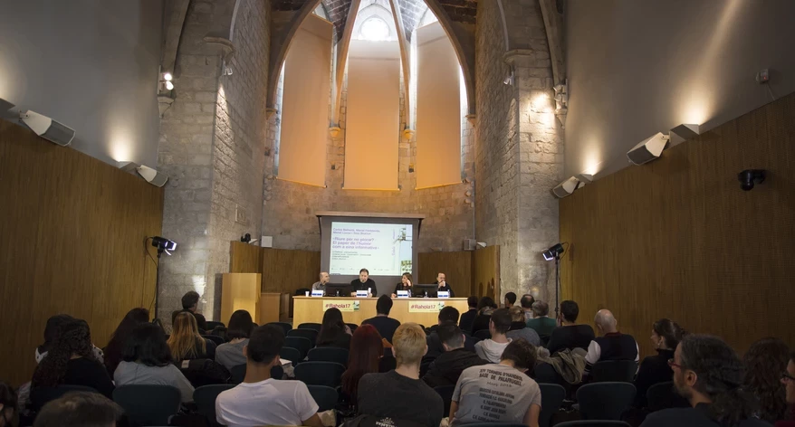 La taula rodona "Riure per no plorar" es va fer a la Sala de Graus de la Facultat de Lletres de la UdG