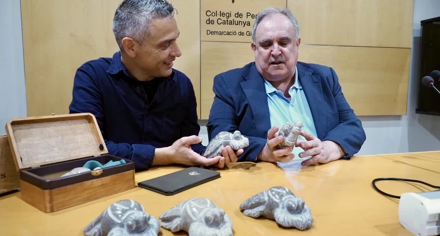 L'autor de les Mosques, Rocayats, i el president de la Demarcació de Girona del Col·legi,Jordi Grau. L'autor de les Mosques i el president de la Demarcació de Girona del Col·legi.