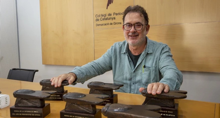 Joan Ventura amb les Mosques creades per Carme Sanglas. 