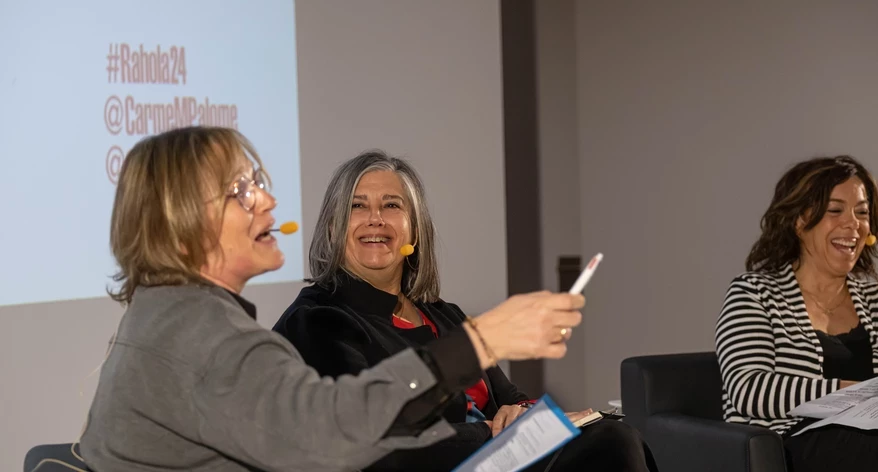 Rialles durant la conversa sobre la ràdio.