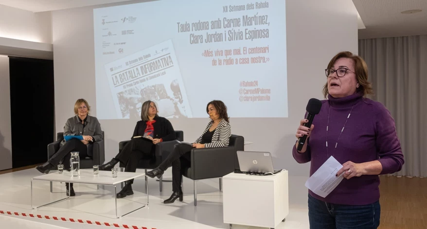 Susanna Quintana va introduir la taula rodona sobre el centenari de la ràdio.