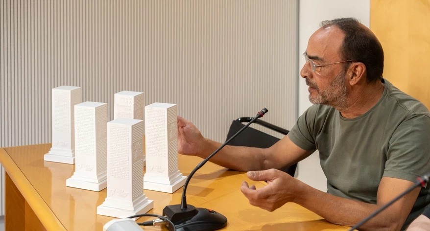 Roqueta, explicant la peça que ha creat