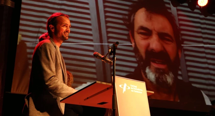 Òscar Camps (a la pantalla) fundador de Proactiva OPEN ARMS, guanyador del Premi Portaveu 2018