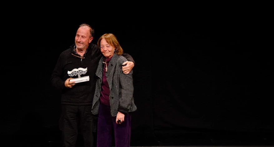 Tino Soriano va rebre el guardó de mans de Rosa Gil.