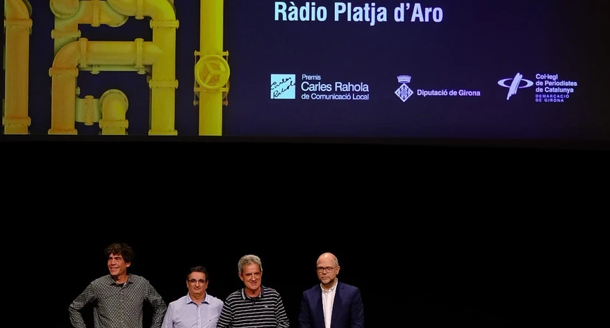 Joan Maria Morros va lliurar el Premi Miquel Diumé al Col·lectiu Cultural Ràdio Platja d'Aro. 