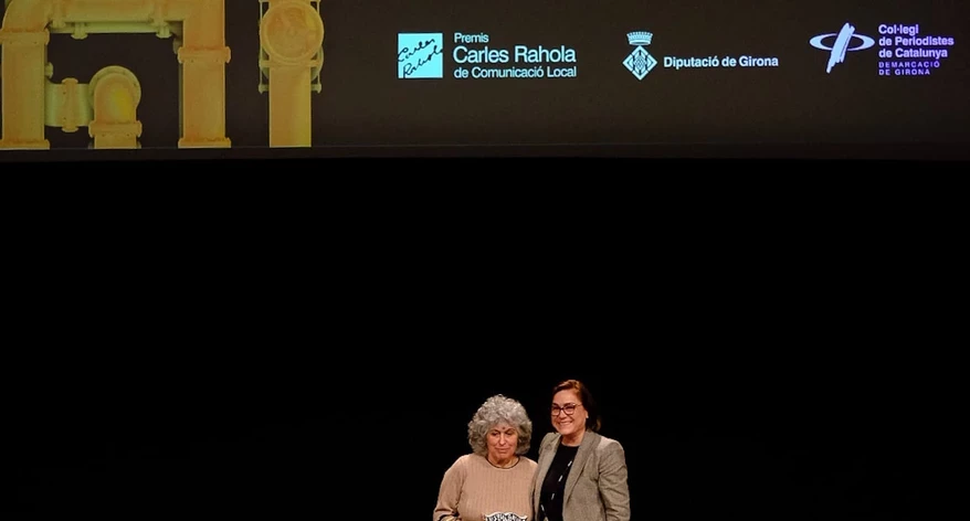 Carme Vinyoles va recollir el premi de mans de Susanna Quintana. 